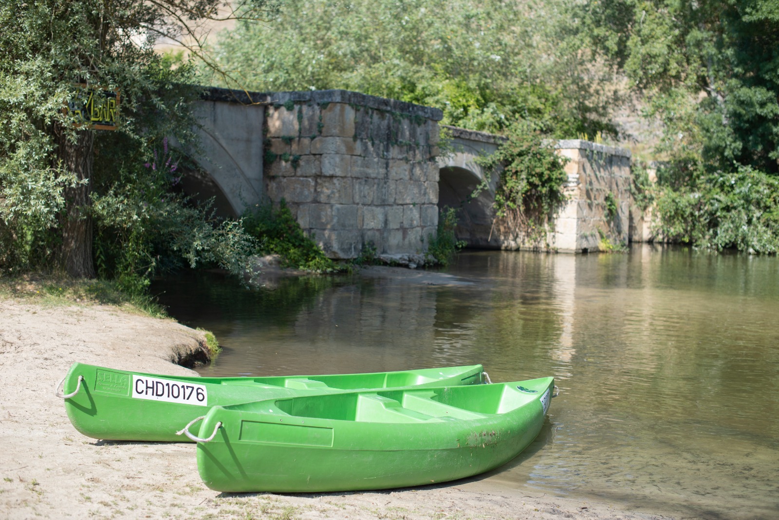 Canoas y piraguas en la playa de San Miguel de Bernuy